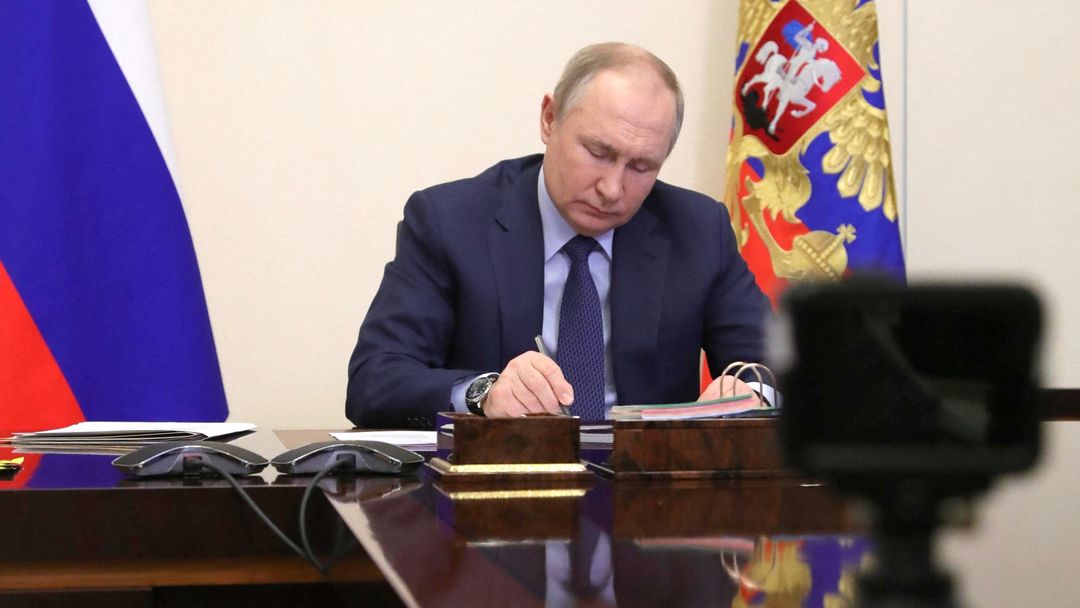 Putin calls for energy payments to be made in rubles