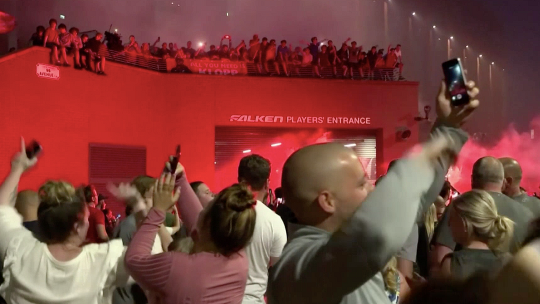 Liverpool win first league title in 30 years