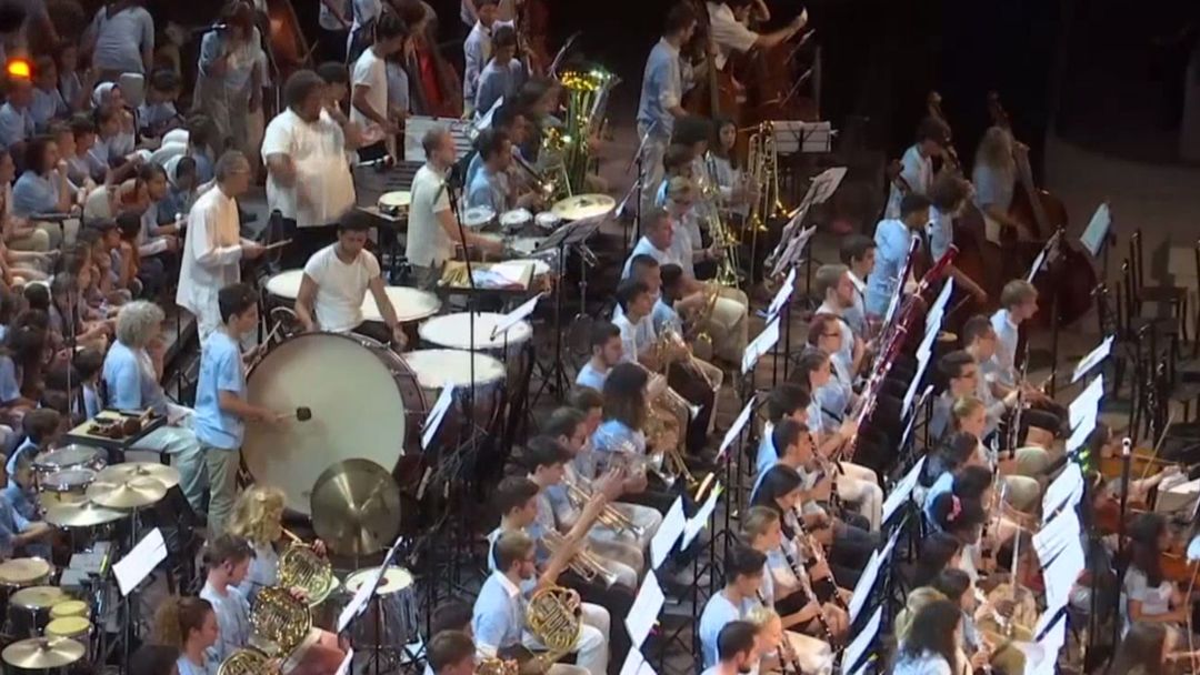 Helping refugee children through music