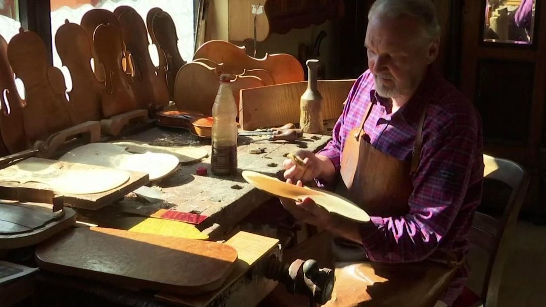 Serbian craftsman creates violins by hand