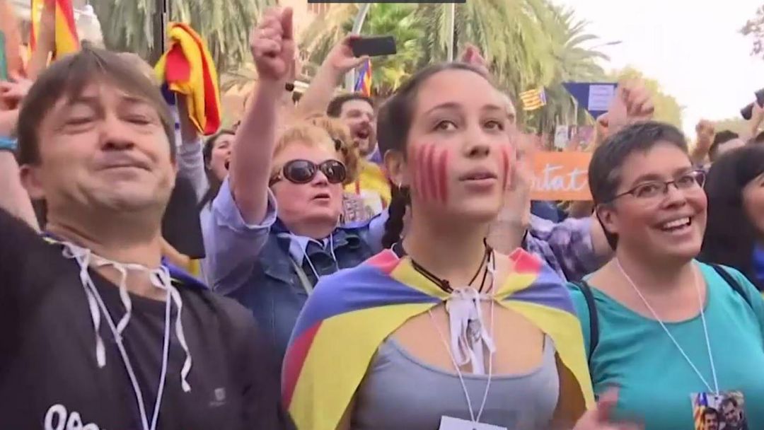 Catalan Crisis: Thousands celebrate in Barcelona after independence declaration