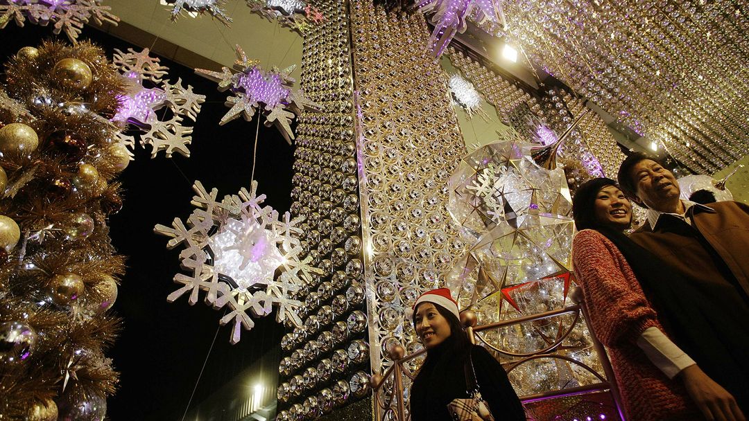 Money Talks: Wealthy Londoners hire Christmas decorators