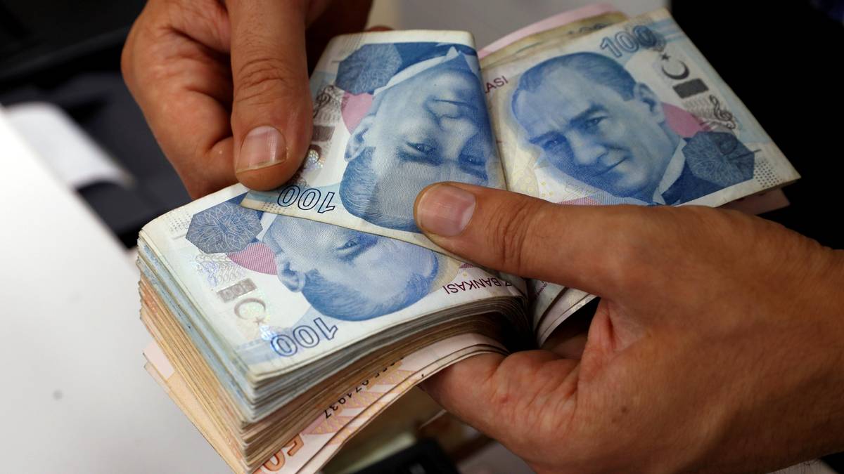 Turkish lira falls to record low amid global uncertainty | Money Talks