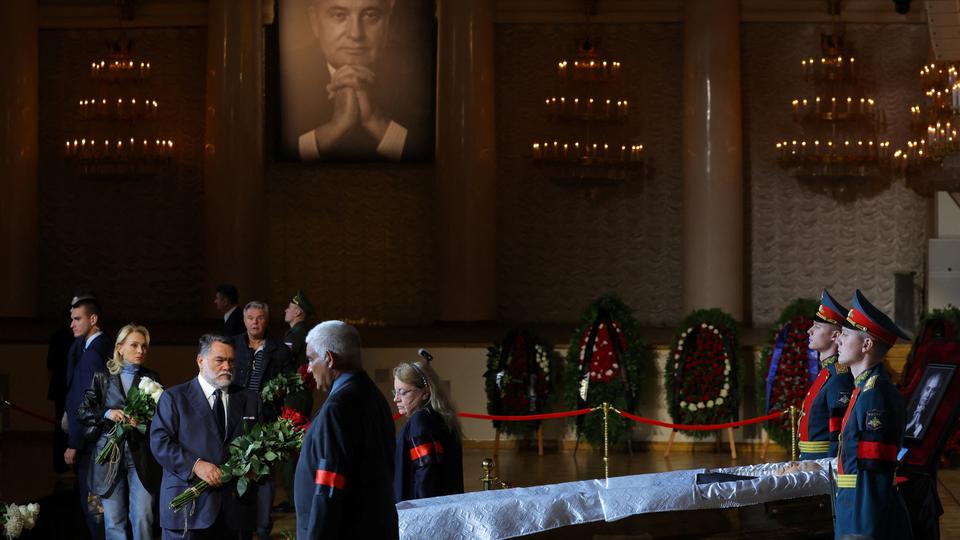 Hundreds queue to say farewell to Gorbachev