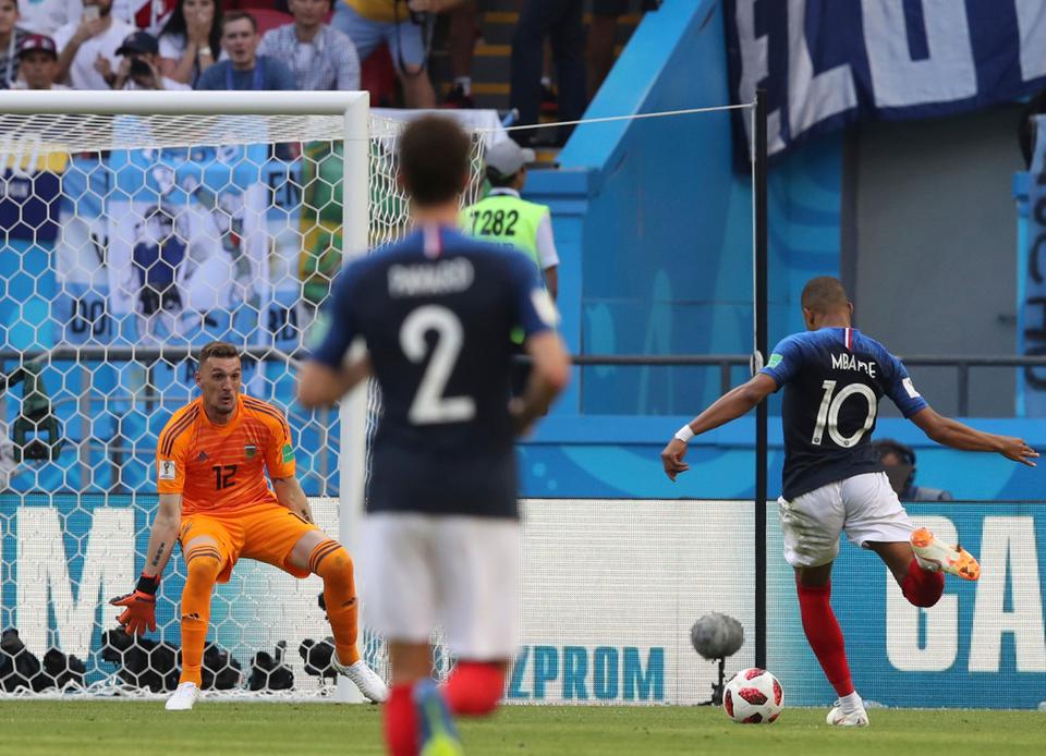 Mbappe Double Sees France Past Argentina In 4 3 Thriller