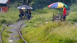 Philippines Transport: Dodging traffic and death on Manila's railway