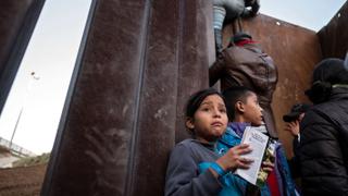 Migrant Caravan: Central Americans scale fence to get to US