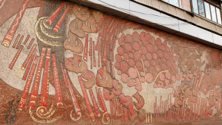🇺🇦  Street art vs Soviet mosaics in Kiev | Compass​