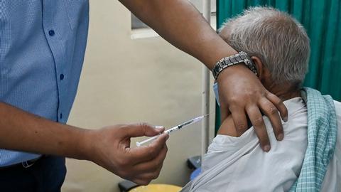 Η Ινδία περνά το βασικό ορόσημο εμβολιασμού μετά από χαλαρώσεις – τελευταίες ενημερώσεις