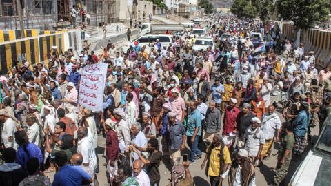 Yemenis protest poor living conditions for second day in Aden