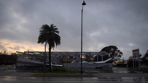 Hurricane Irma batters Florida before losing strength