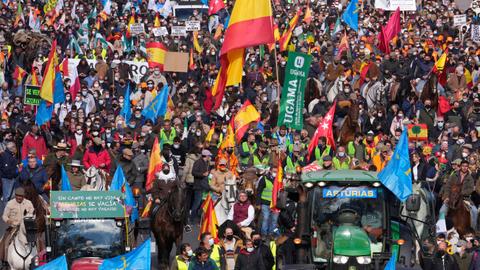 Spanish farmers rally against government measures
