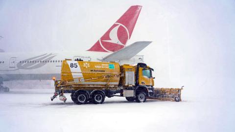 Istanbul Airport halts all flights due to heavy snowfall