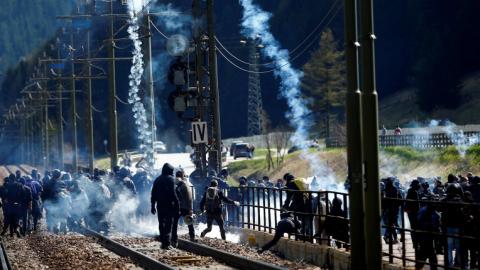 Police fire tear gas at protesters on Italy-Austria border