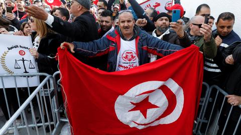 ما الذي ينتظر تونس مع تفاقم الأزمة بين الرئيس والبرلمان؟