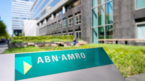 De Nederlandse bank ABN AMRO legde haar verbanden met vergeving en slavernij uit