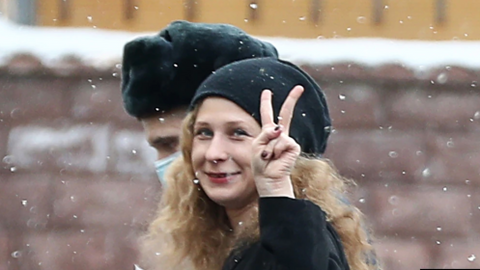 Pussy Riot member Maria Alyokhina escapes Russia dressed as food courier