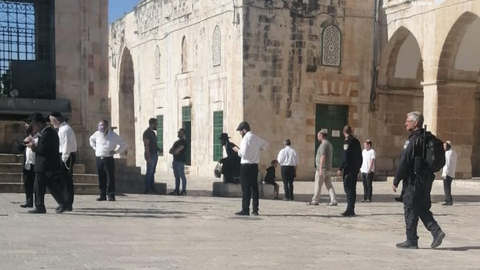 Scores of Israeli settlers storm Al Aqsa complex in Jerusalem