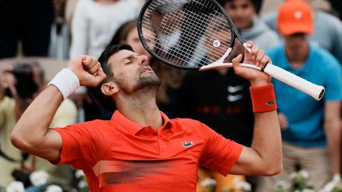 Djokovic eases into French Open third round with victory over Molcan
