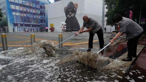 Extreme weather: China faces heat in north, floods in south