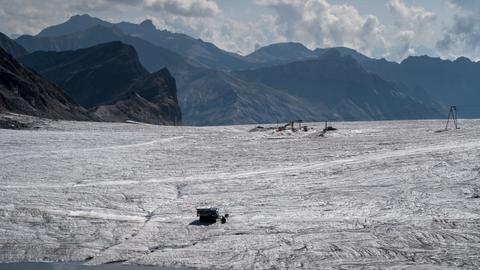 Switzerland's mountain pass set to lose all ice within weeks