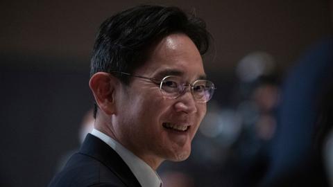 South Korea pardons Samsung group heir 'to help the economy'