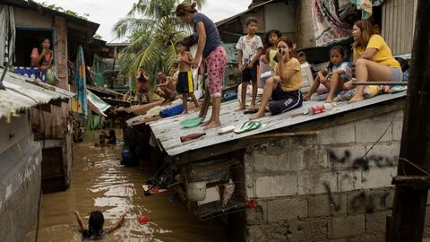 Typhoon kills five rescuers in Philippines