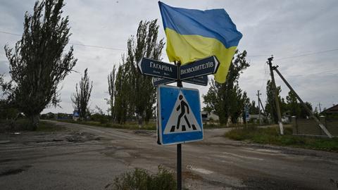 Ukrainian troops eye breakthroughs in 'tense' Kherson counter-offensive