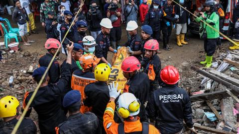 Death toll from Indonesia earthquake soars over 300