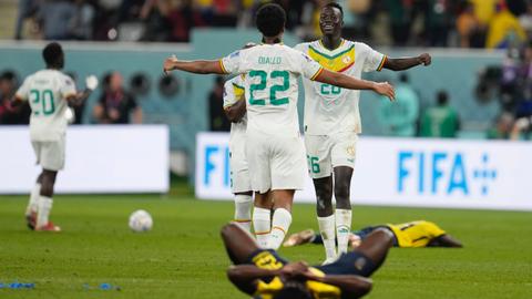 Senegal outduels Ecuador 2-1 to advance into the knockout round