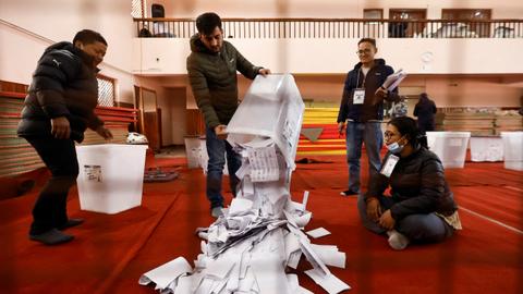 Nepal election: Ruling coalition loses majority