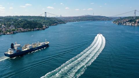 Türkiye bars uninsured oil tankers from passing through its straits
