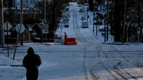 Massive winter storm wallops US and Canada