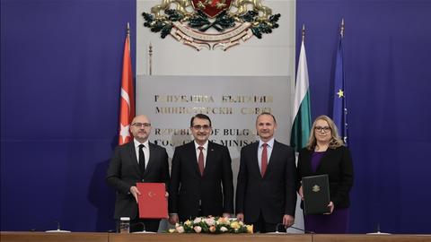 Türkiye and Bulgaria sign natural gas transmission deal