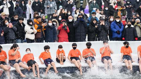 세계적으로 유명한 얼음 낚시 축제가 한국에서 시작됩니다.