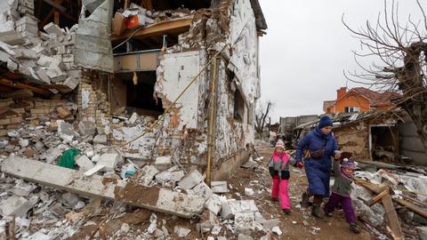 Live blog: UN refugee chief warns more will flee Ukraine fighting