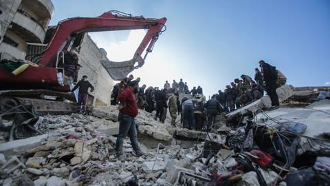 Live updates: Türkiye, Syria death toll mounts, rescuers race against time