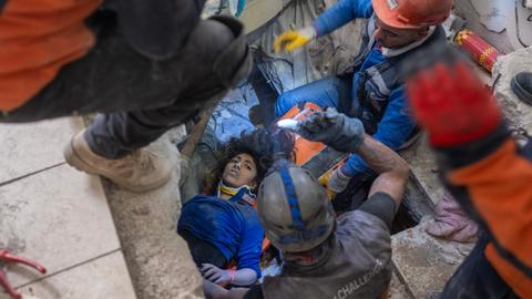 Teary father celebrates daughter’s rescue by Türkiye miners