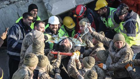 Live updates: Rescue teams race to find Türkiye, Syria quake survivors