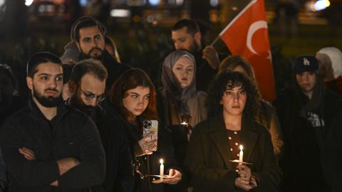 Turkish Americans hold candlelight vigil in DC to mourn quake victims