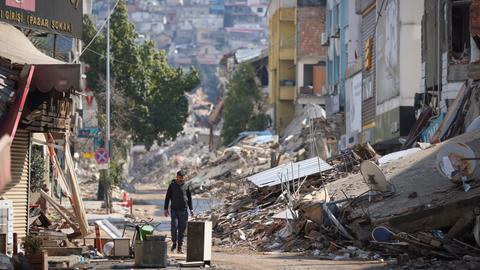 Live updates: Death toll from Feb 6 Türkiye quakes tops 42,000