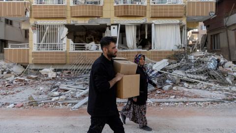 Quake survivors risk their lives to recover belongings from damaged homes