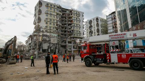 Live updates: Türkiye starts clearing quake rubble as toll surpasses 43,000