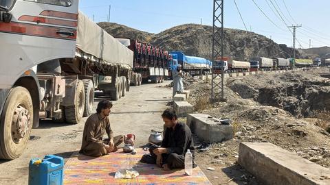 Trade resumes as Pakistan reopens key border crossing with Afghanistan