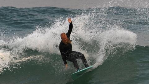 Australian breaks record for world's longest surf