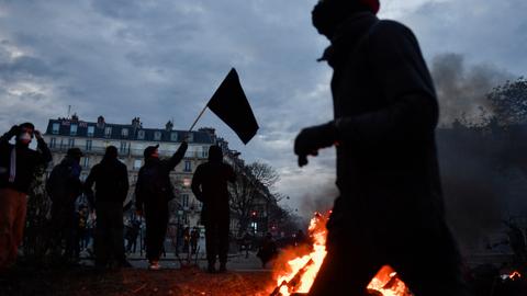 Fresh clashes erupt in France in pension protests