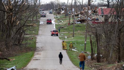 Death toll from US tornadoes, storms climbs