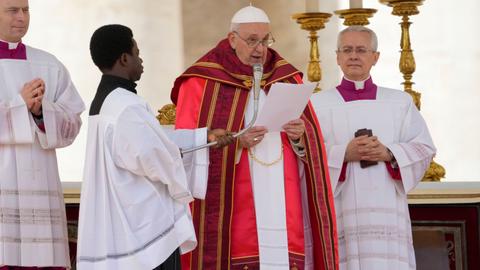 Pope leads Palm Sunday prayers in first service after hospitalisation