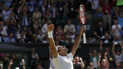 Federer reaches Wimbledon semifinal after epic fightback
