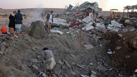 Saudi-led coalition air strike kills at least 29 in Yemen